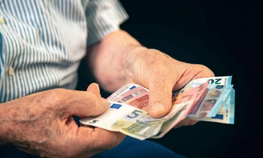 Εργαζόμενοι συνταξιούχοι - Ποιοι γλιτώνουν το «μαχαίρι» στις συντάξεις